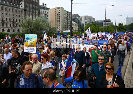 Varsovie, Pologne. 18 mai, 2019. Des milliers ont pris part en masse mars 'La Pologne en Europe" visant à promouvoir l'Union européenne élections au Parlement européen. Credit : Madeleine Lenz/Pacific Press/Alamy Live News Banque D'Images