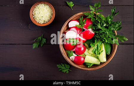 Salade de concombres, radis, l'oignon et les herbes. Bol Bouddha. Mise à plat. Vue d'en haut Banque D'Images