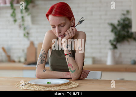 Femme avec la boulimie holding fourchette et à la plaque à pois avec Banque D'Images