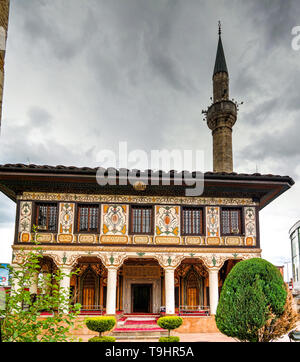 Vue extérieure de la mosquée tacheté Alaca Cami Kalkandelen aka mosquée peinte à Tetovo, Macédoine du Nord Banque D'Images