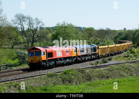 Deux locomotives diesel de la classe 66 GBRf tirant un train de marchandises, Warwickshire, UK Banque D'Images