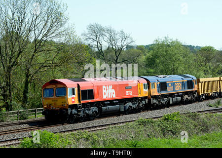 Deux locomotives diesel de la classe 66 GBRf tirant un train de marchandises, Warwickshire, UK Banque D'Images