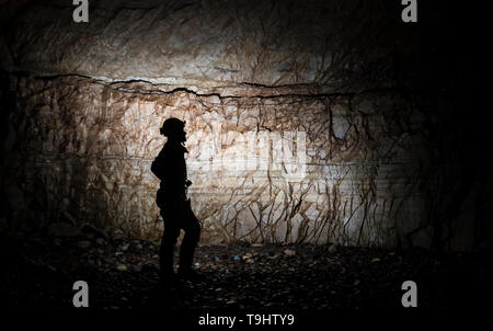 Un potholer béant Gill explore, la plus grande caverne en Grande-Bretagne, situé dans le Parc National des Yorkshire Dales, avant son ouverture au public le week-end prochain. Banque D'Images