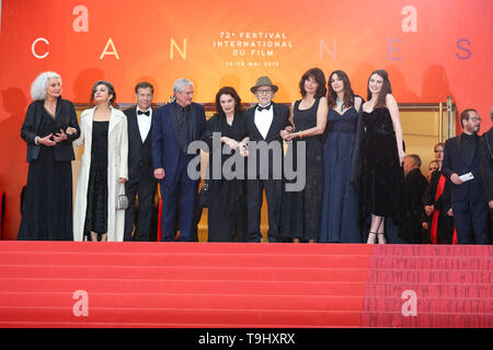 Cannes, France. 18 mai, 2019. Réalisateur Claude Lelouch (4L) et acteurs posent sur le tapis rouge pour la première du film 'les meilleures années d'une vie (Les Plus Belles Années d'une vie)' à la 72e Festival de Cannes à Cannes, France, le 18 mai 2019. Le 72e Festival de Cannes a lieu ici du 14 au 25 mai. Credit : Zhang Cheng/Xinhua/Alamy Live News Banque D'Images