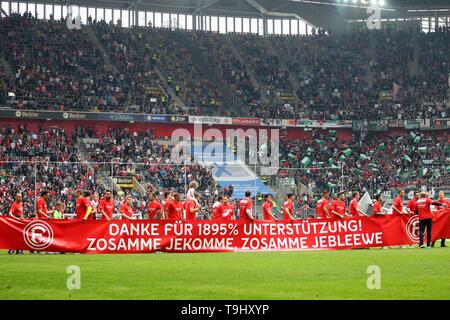 Dusseldorf, Allemagne. 18 mai, 2019. firo : 18.05.2019, football, 1.Bundesliga, la saison 2018/2019, Fortuna Düsseldorf - Hanovre 96, plus de cinq personnes, les joueurs tiennent à remercier les fans, déposant, fonction, général, affiche, bannière, l'utilisation dans le monde entier | Credit : dpa/Alamy Live News Banque D'Images