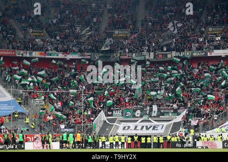 Dusseldorf, Allemagne. 18 mai, 2019. firo : 18.05.2019, football, 1.Bundesliga, la saison 2018/2019, Fortuna Düsseldorf - Hanovre 96 final, jubilation, Hannover grâce les fans, dans le monde de l'utilisation | Credit : dpa/Alamy Live News Banque D'Images