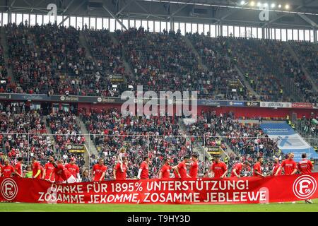 Dusseldorf, Allemagne. 18 mai, 2019. firo : 18.05.2019, football, 1.Bundesliga, la saison 2018/2019, Fortuna Düsseldorf - Hanovre 96, plus de cinq personnes, les joueurs tiennent à remercier les fans, déposant, fonction, général, affiche, bannière, l'utilisation dans le monde entier | Credit : dpa/Alamy Live News Banque D'Images