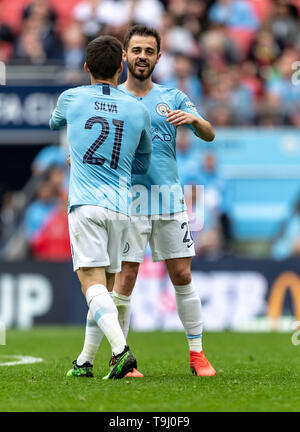 Londres, Royaume-Uni. 18 mai, 2019. Bernardo Silva de Manchester City et David Silva de Manchester City lors de la finale de la FA Cup match entre Manchester City et Watford au stade de Wembley, Londres, Angleterre le 18 mai 2019. Photo par Andy Rowland. Credit : premier Media Images/Alamy Live News Banque D'Images