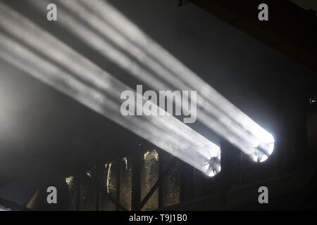 Waren, Allemagne. Le 08 mai, 2019. Dans la fonderie de Mecklenburger Metallguss GmbH MMG, l'air brumeux brille dans la lumière du soleil qui brille à travers les ouvertures alors qu'une grande hélice de bateau est en cours de distribution. Moins d'un an après son passage à l'indépendance, la MMG se voit s'accélère à nouveau. Les ventes de 50 millions d'euros sont prévus pour 2019, environ 10 millions d'euros de plus qu'en 2018. Crédit : Bernd Wüstneck/dpa/Alamy Live News Banque D'Images