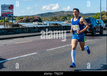 Glengarriff, West Cork, Irlande. 19 mai, 2019. Bantry en fonction médecin Alan O'Shea mène le pack dans le rapport annuel d'exécution de la baie. La course, qui est un demi-marathon, s'étend de Glengarriff à Bantry. Credit : Andy Gibson/Alamy Live News. Banque D'Images