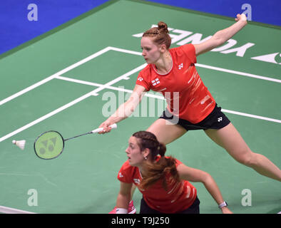 Nanning, Chine, région autonome Zhuang du Guangxi. 19 mai, 2019. England's Chloé Birch/Lauren Smith (top) la concurrence dans le match de double contre l'Indonésie. Graysia Apriyani/Polii Rahayu pendant le match de groupe entre l'Indonésie et l'Angleterre à TOTAL BWF Sudirman Cup 2019 s'est tenue à Nanning, Chine du Sud, région autonome Zhuang du Guangxi, le 19 mai 2019. L'Indonésie a battu l'Angleterre 4-1. Credit : Cao Yiming/Xinhua/Alamy Live News Banque D'Images