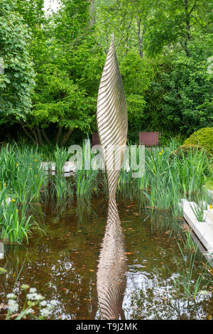 Royal Hospital Chelsea, London, UK. 19 mai 2019. Chelsea Flower Show 2019 se prépare pour les juges avec l'ouverture publique le 21 mai, avec des touches de finition de jardins extérieurs. Image : Le Savills et David Harber jardin conçu par Andrew Duff. Credit : Malcolm Park/Alamy Live News. Banque D'Images