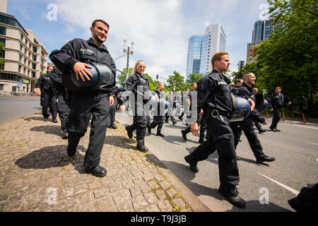 Francfort, Allemagne. 19 mai, 2019. Les agents de police précédera la manifestation. Sous la devise "Une Europe pour tous - Votre voix contre le nationalisme", plus de 150 organisations en Allemagne et les villes européennes sont à des manifestations. Photo : Andreas Arnold/dpa dpa : Crédit photo alliance/Alamy Live News Banque D'Images