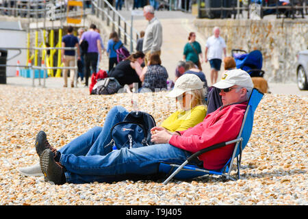 Lyme Regis, dans le Dorset, UK. 19 mai 2019. Météo britannique. Les visiteurs sur la plage à la station balnéaire de Lyme Regis dans le Dorset profiter d'une journée chaude d'éclaircies. Crédit photo : Graham Hunt/Alamy Live News Banque D'Images