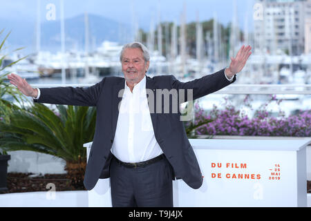 Cannes, France. 19 mai, 2019. L'acteur français Alain Delon pose lors d'un photocall au 72e Festival du Film de Cannes, France, le 19 mai 2019. Alain Delon a obtenu un doctorat avec Palme d'or au 72e Festival de Cannes. Credit : Zhang Cheng/Xinhua/Alamy Live News Banque D'Images