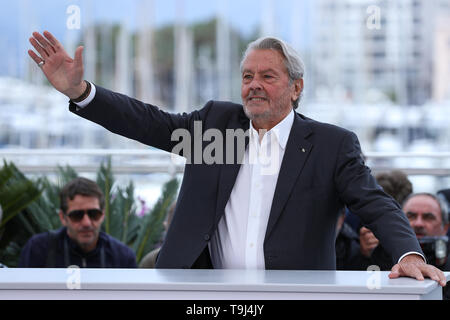 Cannes, France. 19 mai, 2019. L'acteur français Alain Delon pose lors d'un photocall au 72e Festival du Film de Cannes, France, le 19 mai 2019. Alain Delon a obtenu un doctorat avec Palme d'or au 72e Festival de Cannes. Credit : Zhang Cheng/Xinhua/Alamy Live News Banque D'Images