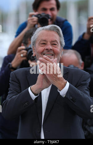 Cannes, France. 19 mai, 2019. L'acteur français Alain Delon pose lors d'un photocall au 72e Festival du Film de Cannes, France, le 19 mai 2019. Alain Delon a obtenu un doctorat avec Palme d'or au 72e Festival de Cannes. Credit : Zhang Cheng/Xinhua/Alamy Live News Banque D'Images