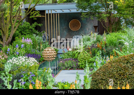 Londres, Royaume-Uni. 19 mai 2019. Le jardin de Morgan Stanley, conçu par Chris Eugène Riedweg, construite par Eugène Riedweg Chris Ltd - Appuyez sur preview journée à la RHS Chelsea Flower Show. Crédit : Guy Bell/Alamy Live News Banque D'Images