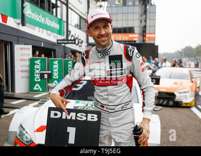 Zolder, Belgique. 19 mai, 2019. Sport : Masters allemand de voitures de tourisme, Zolder - DTM - Course 1 : René Rast de Audi Sport Team Rosberg est heureux de sa victoire. Credit : Juergen Touchez/Hoch Zwei/RIR/dpa/Alamy Live News Banque D'Images