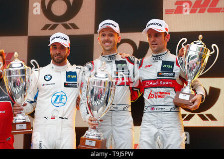 Zolder, Belgique. 19 mai, 2019. Sport : Masters allemand de voitures de tourisme, Zolder - DTM - Course 1 : Philipp Eng (l-r) du RMB de BMW, qui a terminé deuxième, vainqueur René Rast de Audi Sport Team Rosberg et Temkollege Jamie Green sont sur la tribune scène avec leurs trophées. Credit : Juergen Touchez/Hoch Zwei/RIR/dpa/Alamy Live News Banque D'Images