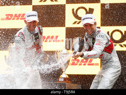 Zolder, Belgique. 19 mai, 2019. Sport : Masters allemand de voitures de tourisme, Zolder - DTM - Course 1 : René Rast (l) de l'Audi Sport Team Rosberg et Temkollege Jamie Green splash champagne sur la tribune Stade. Credit : Juergen Touchez/Hoch Zwei/RIR/dpa/Alamy Live News Banque D'Images