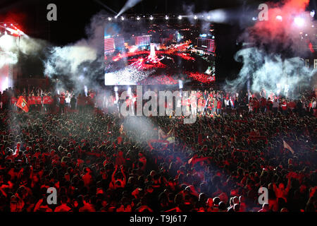 (190519) -- Lisbonne, 19 mai 2019 (Xinhua) -- l'équipe de football de Benfica fans célèbrent le 37e titre du Club Benfica dans la ligue portugaise au Marquis de Pombal à Lisbonne, Portugal le 18 mai 2019. (Xinhua/Pedro Fiuza) Banque D'Images