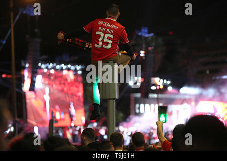 (190519) -- Lisbonne, 19 mai 2019 (Xinhua) -- Un fan célèbre le 37e titre du Club Benfica dans la ligue portugaise au Marquis de Pombal à Lisbonne, Portugal le 18 mai 2019. (Xinhua/Pedro Fiuza) Banque D'Images