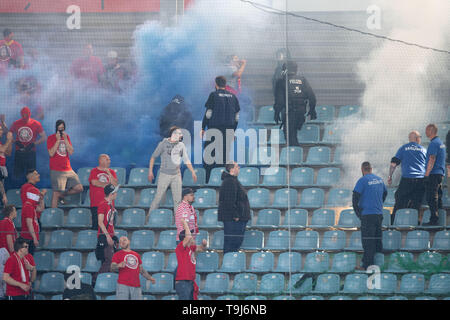 Magdeburg, Allemagne. 19 mai, 2019. Soccer : 2ème Bundesliga, 1er FC Magdeburg - 1er FC Cologne, 34e journée de la MDCC-Arena. Les policiers et le service de sécurité se tenir dans le bloc de les fans de la 1. FC Cologne, alors que le jeu a été interrompu après des émeutes dans le bloc ventilateur. Credit : Swen Pförtner/DPA - NOTE IMPORTANTE : en conformité avec les exigences de la DFL Deutsche Fußball Liga ou la DFB Deutscher Fußball-Bund, il est interdit d'utiliser ou avoir utilisé des photographies prises dans le stade et/ou la correspondance dans la séquence sous forme d'images et/ou vidéo-comme des séquences de photos./dpa/Alamy Live News Banque D'Images