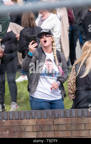 Bootle, Merseyside, Royaume-Uni. 19 mai 2019. Les manifestants contre Tommy Robinson, de son vrai nom Stephen Yaxley-Lennon, l'ancien chef de l'English Defence League (EDL), lors d'un rassemblement de protestation organisé à Bootle Merseyside, dans le nord-ouest de l'Angleterre le dimanche, Mai 19, 2019. Les partisans de la police conservés et contre-manifestants à part mais se sont heurtés à des contre-manifestants avant l'arrivée de Tommy Robinson. Tommy Robinson était en visite à Bootle dans le cadre de sa campagne des élections au Parlement européen. Crédit : Christopher Middleton/Alamy Live News Banque D'Images