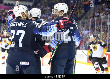 Kosice, Slovaquie. 19 mai, 2019. Hockey sur glace : Championnat du monde, l'Allemagne - USA, premier tour, Groupe A, 6ème journée de l'acier dans l'arène. Alec Martinez (l-r), Dylan James van Riemsdyk Larkin et des USA se réjouir de l'objectif de 1:2. Credit : Monika Skolimowska/dpa-Zentralbild/dpa/Alamy Live News Banque D'Images