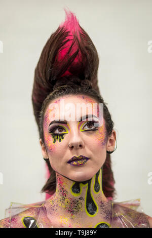 Londres, Royaume-Uni. 19 mai, 2019. Un modèle porte un make-up artist's design à la foire commerciale internationale de maquilleurs (IMATS) ayant lieu à Kensington Olympia 17 au 19 mai 2019. Le spectacle réunit des maquilleurs de partout dans le monde, y compris ceux avec Hollywood film différents, offrant des cours en théâtre, cinéma, télévision, mode et rédactionnel pour professionnels et amateurs. Crédit : Stephen Chung/Alamy Live News Banque D'Images