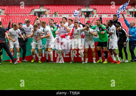 Londres, Royaume-Uni. 19 mai, 2019. The Fylde AFC à célébrer leur victoire dans le trophée FA Buildbase match entre Leyton Orient et AFC Fylde au stade de Wembley, Londres, le dimanche 19 mai 2019. (Crédit : Alan Hayward | MI News) Credit : MI News & Sport /Alamy Live News Banque D'Images