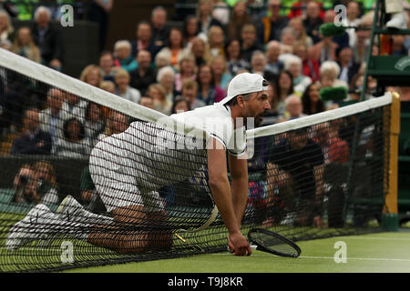 Londres, Royaume-Uni. 19 mai 2019. Les joueurs de tennis de Wimbledon Journée ; Goran Ivanisevic (CRO) tombe sur le net dans l'amusement pendant son match de double contre Lleyton Hewitt (AUS) et Pat Cash (AUS) : Action de Crédit Plus Sport Images/Alamy Live News Banque D'Images