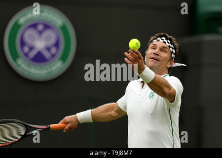 Londres, Royaume-Uni. 19 mai 2019. Les joueurs de tennis de Wimbledon Jour ; Pat Cash (AUS) sert dans son match de double contre Goran Ivanisevic (CRO) et Jamie Murray (GBR) : Action de Crédit Plus Sport Images/Alamy Live News Banque D'Images