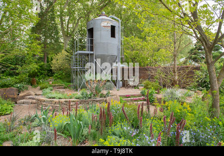 Royal Hospital Chelsea, London, UK. 19 mai 2019. Chelsea Flower Show 2019 se prépare pour les juges avant l'ouverture au public le 21 mai avec des touches de finition à l'autre affiche et jardins autour du showground. Image : Le Jardin de résilience. Credit : Malcolm Park/Alamy Live News. Banque D'Images