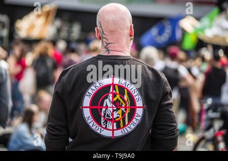 19 mai 2019 - Munich, Bavière, Allemagne - ''Make'' de nouveau peur racistes portés par une démonstratrice à Munich contre le nationalisme avant les élections européennes. Se joindre à au moins six autres villes, environ 20 000 à Munich a démontré à la célèbre Odeonsplatz contre la montée de nouveau nationalisme déferle sur l'Europe. La coalition fait preuve d'encourager les nombres de masse des électeurs pro-démocratie de sortir le 26 mai à voter aux élections européennes pour compenser la faible participation qui favorisent largement les candidats et d'extrême droite. (Crédit Image : © Sachelle Babbar/Zuma sur le fil) Banque D'Images