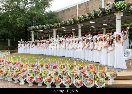 Dallas, USA. 18 mai, 2019. Assister à l'ouverture à des diplômés l'école Hockaday à Dallas, Texas, États-Unis, le 18 mai 2019. La classe de 2019 étudiants, portant des blouses blanches et des chapeaux, a célébré l'ouverture de Hockaday ici le samedi. Credit : Tian Dan/Xinhua/Alamy Live News Banque D'Images