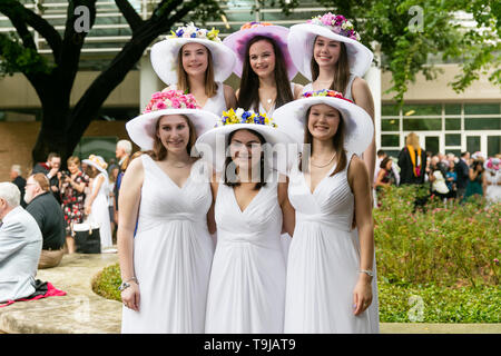 Dallas, USA. 18 mai, 2019. Poser pour des photos de groupe des diplômés au cours de l'ouverture à l'École de Hockaday à Dallas, Texas, États-Unis, le 18 mai 2019. La classe de 2019 étudiants, portant des blouses blanches et des chapeaux, a célébré l'ouverture de Hockaday ici le samedi. Credit : Tian Dan/Xinhua/Alamy Live News Banque D'Images