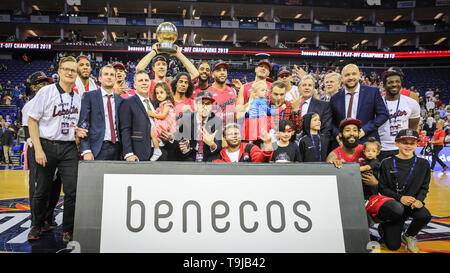 L'O2, Londres, Royaume-Uni. 19 mai, 2019. Riders célèbrent leur victoire. Les tensions exacerbées entre première fois finalistes, lauréats du Trophée 2019 de la ligue et les nouveaux arrivants à London City Royals, et les deux-temps, les champions en titre de l'Leicester Riders dans le 2019 BBL British Basketball League Play-Off Benecos finales à l'O2. Plus de 15 000 fans ont tourné jusqu'à regarder la finale chez les hommes. Leicester Riders win 93-61 sur la famille royale. Credit : Imageplotter/Alamy Live News Banque D'Images