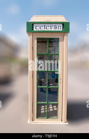 Droit d'une scène musicale antigue cabine téléphonique dans le village de Kilbrittain dans le comté de Cork, Irlande. Banque D'Images