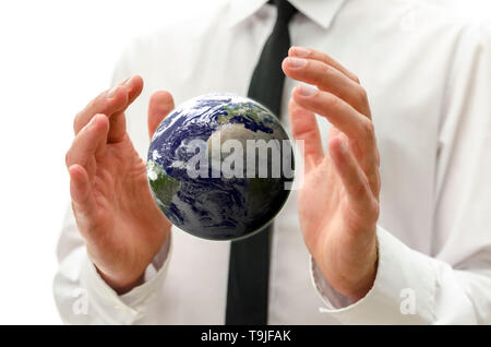 L'homme d'affaires mains tenant le globe de la terre.
