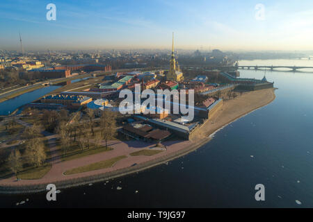 Vue de la forteresse Pierre et Paul sur début Avril matin (Photographie aérienne). Saint-pétersbourg, Russie Banque D'Images