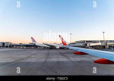 Madrid, Espagne - 14 mai 2019 : Les avions de la piste de l'aéroport international de Madrid un jour clair au lever du soleil Banque D'Images