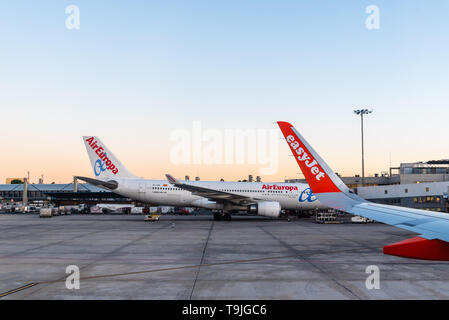 Madrid, Espagne - 14 mai 2019 : Les avions de la piste de l'aéroport international de Madrid un jour clair au lever du soleil Banque D'Images