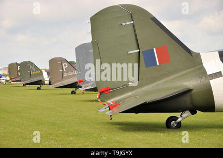 Les avions Douglas C-47 Skytrain dans l'époque camouflent les marques ensemble en Europe pour la première fois depuis de nombreuses années pour l'anniversaire du débarquement Banque D'Images