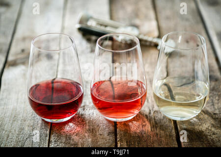 Concept de dégustation de vin - rouge, rose et blanc dans des verres à vin Banque D'Images