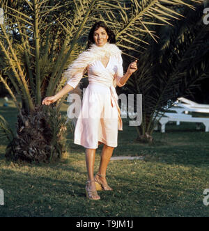 Die deutsche Schauspielerin und Sängerin Dunja Rajter posiert im Urlaub für die Kamera, ca. 1975. L'actrice et chanteuse allemande Dunja Rajter pose en vacances pour l'appareil photo, ca. 1975. Banque D'Images