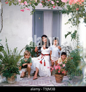 Die deutsche Schauspielerin und Sängerin Dunja Rajter posiert mit Kindern für die Kamera, ca. 1975. L'actrice et chanteuse allemande Dunja Rajter pose avec aire pour la caméra, ca. 1975. Banque D'Images