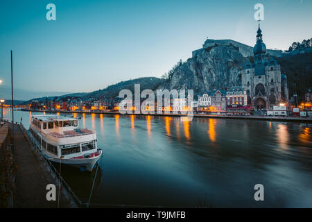 L'affichage classique de la ville historique de Dinant avec pittoresque rivière Meuse en beau crépuscule du soir la lumière en cours d'heure bleue, au crépuscule, en province de Namur, W Banque D'Images