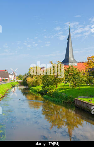 Canal dans le village de Jork, région de l'Altes Land, Virginia, United States Banque D'Images